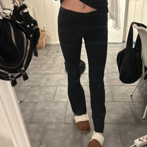 Lågmidajde kostymbyxor  - Lågmidajde kostymbyxor i stl s/36, säljer då de är lite korta på mig som är 174cm💓💓