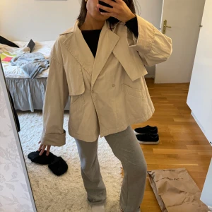 STOCKH LM trenchcoat  - Säljer min super snygga korta trenchcoat från Stockh lm. Säljer då den inte kommer till användning. Perfekt nu inför vår och sommar. (Passar alla mellan Xs-Xl beroende på hur man vill att den ska sitta) 
