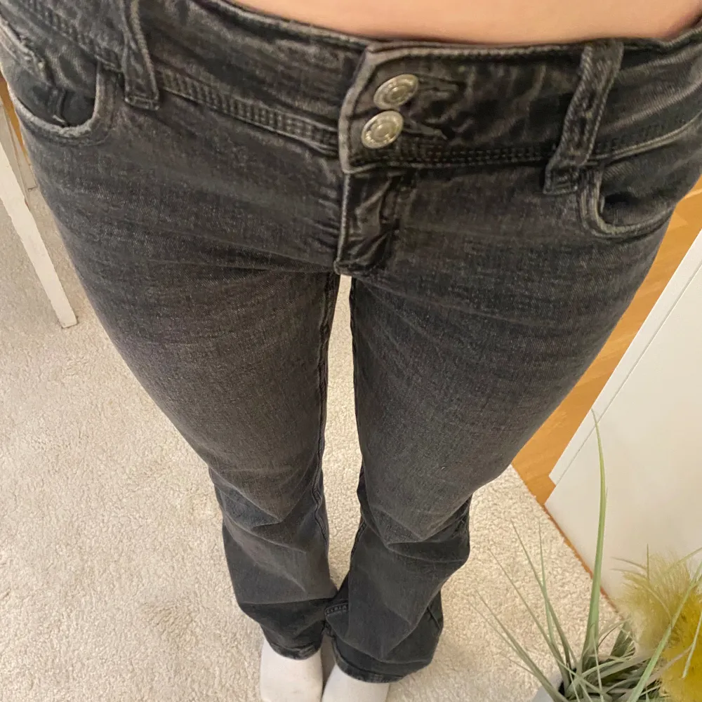 Intressekoll!! Mörkgråa jeans i storlek 158/164. Är runt 160cm lång 🥰. Jeans & Byxor.