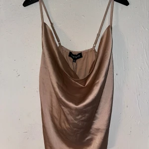 Satin linne - Beige satin linne, aldrig använd. Storlek 36. Nytt pris 100kr, mitt pris 50kr + frakt.