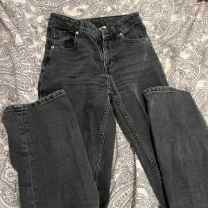 Jättefina bootcut jeans från h&m.Skulle sagt midwaist. Säljer då de har blivit lite för korta på mig som då är runt 170. 