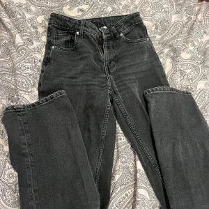 Mörkgråa jeans - Jättefina bootcut jeans från h&m.Skulle sagt midwaist. Säljer då de har blivit lite för korta på mig som då är runt 170. 