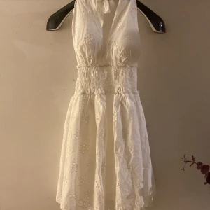 En fin vit klänning blommig klänning🌺🪻 - Den är onsize med ett blommigt mönster och aldrig använd❤️