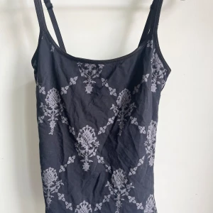 Linne  - Jättecoolt svart linne med fina grå mönster. Köpt secondhand men knappt använt  🌸