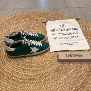 Golden goose - Ett par snygga golden goose skor i storlek 43, skorna är i bra skick överlag men har ett litet hål därframme på vänstra skon, lite slitning i hälen också inget som märks vid användning dock