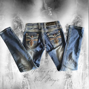 Rock revival jeans💖 - Super snygga rock revival jeans med lite boot cut och coola bakfickor💖(skriv privat om du vill ha mått💖)