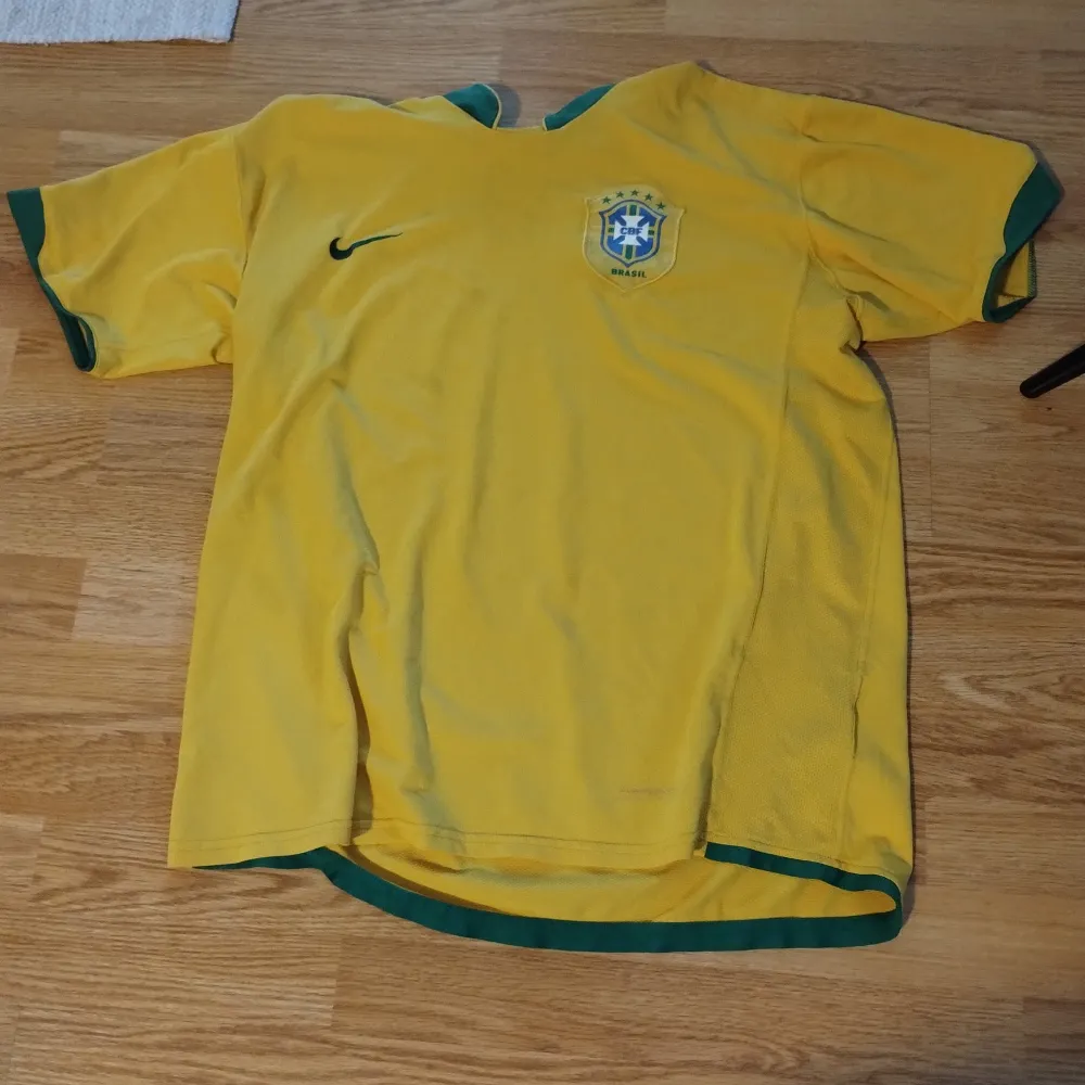 Brasilien t shirt med felckar nike . T-shirts.