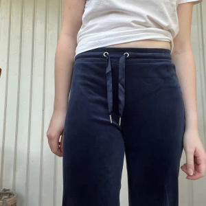 Mjukisbyxor Gina Tricot - Mjuka mysbyxor i velour från Gina ❤️❤️ Nyskick!  Hör av dig vid intresse och tveka inte att ställa frågor 🥰