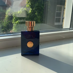 Versace dylan blue - 20ml kvar ungefär i denna goda parfym  Bra för våren o sommaren Pris går att diskutera  Ba skriv vid minsta fråga
