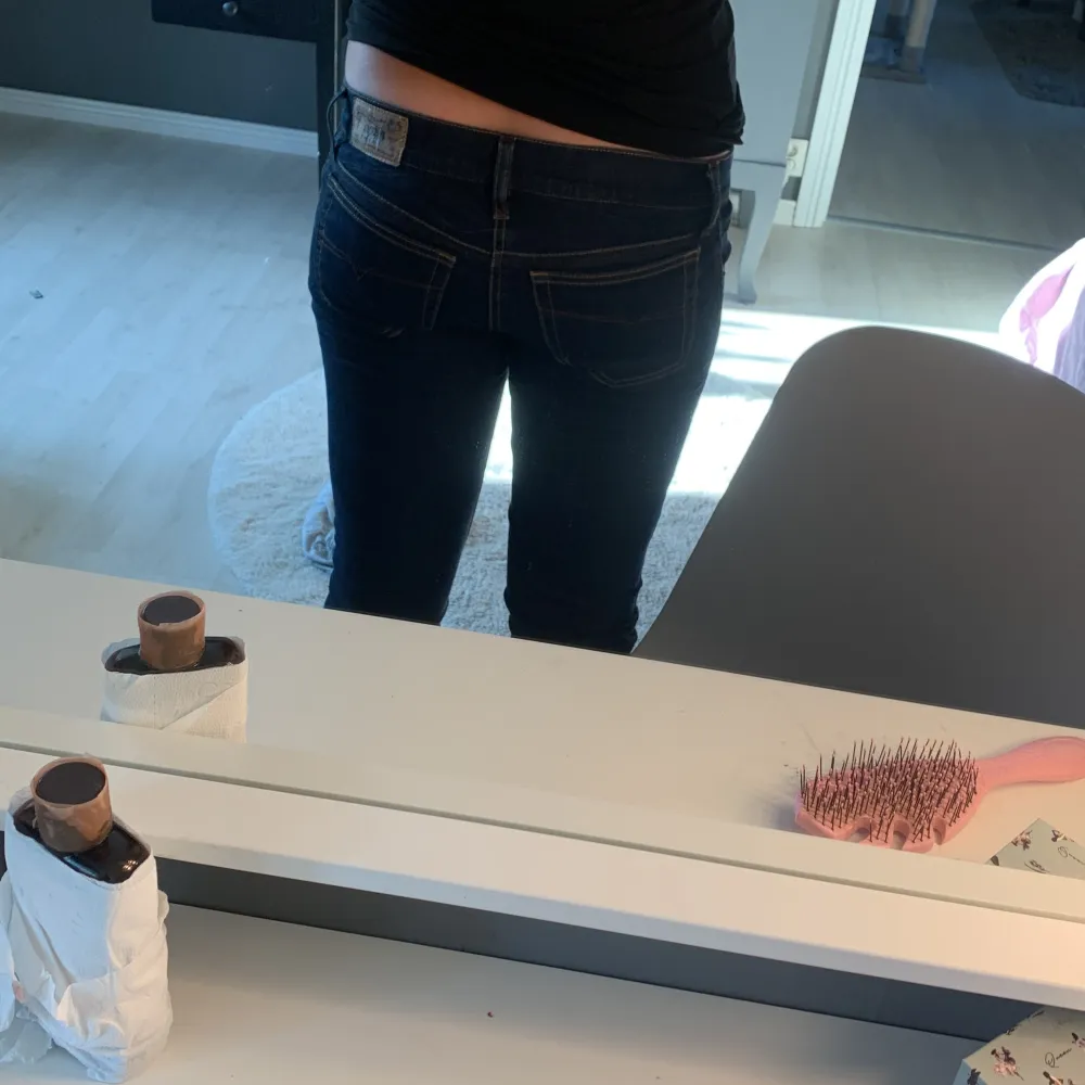 Jätte snygga diesel jeans som är SUPER SUPER low waist. Jätte bra kvalitet då dom är rätt nya och har använt 1-2 ggr❤️❤️trendiga å populära, tveka inte att höra av er vid minsta fråga🤩är mörkblåa  och pris kan diskuteras . Jeans & Byxor.