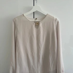 Blus - Jättefin blus. Storlek M. Vet dock inte vart den är från. Se bild 3