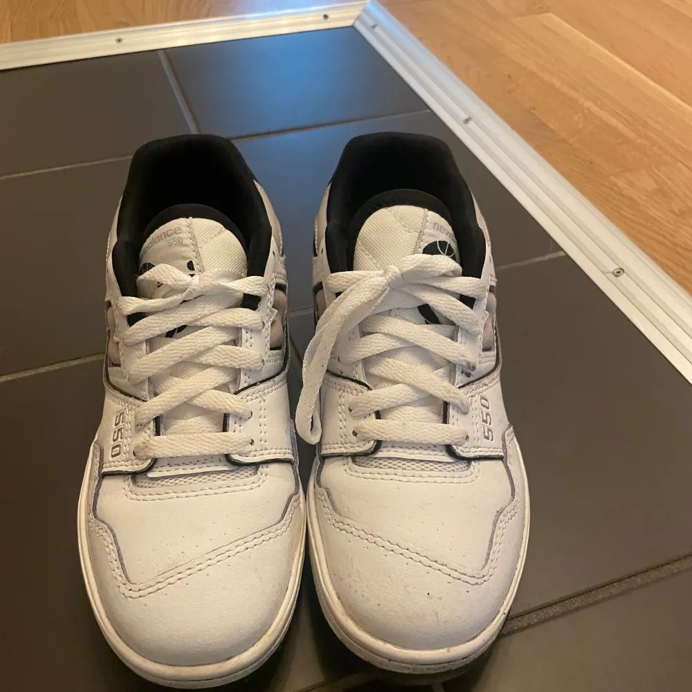 New Balance 550, storlek 36 något små i storleken men jag har 36 och dom passar mig, använda ett fåtal gånger, lite smutsiga men det är det ända som märks utöver det ser dom ut som nya. Skor.