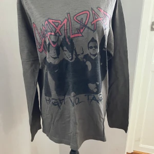 Helt ny tröja med motiv och glitter - Helt ny, aldrig använd fin tröja med motiv + glitter på, från Identity, strl M. Obs att provdocka har strl XS-S och tröja siter utmärkt på! Färg är mer åt grågrön.