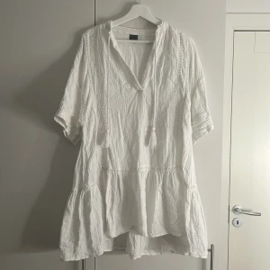 Strand klänning  - Strandklänning från gina tricot i storlek S. Använd max 5 gånger.