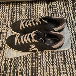 Scalpers sneakers - Säljer dessa sneakers från scalpers i nästan nyskick. Passar perfekt som beater sko!