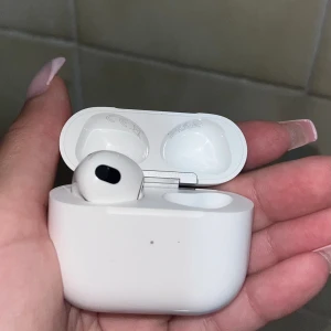 Hörlurar - De är i god skick, har inga repor eller har tappat de, ljudet är bra. Säljs pga borttappad högra hörlur men går att komplettera med eget. Haft de endast en månad så allt funkar väldigt bra, inga fel. Pris går att diakuteras 