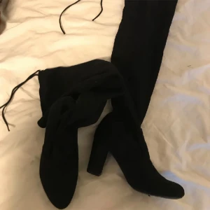 Thigh high boots - Svarta knähöga stövlar i mockaimitation. De har använts sparsamt och är i fint skick.