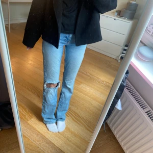 Gina Jeans med hål  - Jeans från Gina Tricot, jättebra skick! Säljer då jag har så mycket jeans och dessa kommer inte till användning 💗