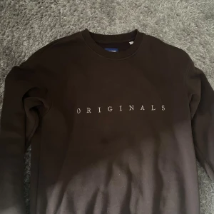 Brun jack and jones sweatshirt - Säljer knappt använd jack and jones sweatshirt, nypris 499 . Storlek M men funkar lika bra i S