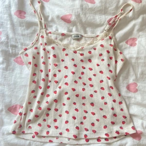 Sött linne  - Fint linne i bra skick 🍓uppskattar att storleken är runt S/M 🍓