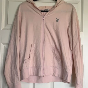 Playboy tröja - Köpte denna Playboy tröja secondhand men den kom inte till användning, inga defekter vad jag kan se, skriv om det finns frågor