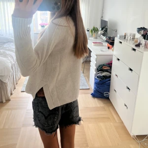 Kashmir tröja  - Snygg Kashmir tröja från Allude. Jättesnygga detaljer. Använd typ en gång 