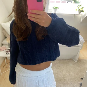 Stickad tröja  - Jätte söt stickad tröja ifrån monki i storlek M! Säljer den då jag tycker den är för kort på mig 💗💗💗