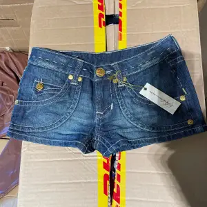 Säljer dom här helt nya jeans shortsen då dom är förstora för mig nypris 539kr Dom har guld detaljer och är i storlek 27 Dom är även lågmidjade 