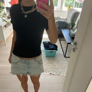 Svart topp - Super gullugt svart topp med öppning detalj vid halsen! Nästan aldrig använd 