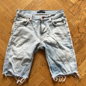 Shorts från Nudie Jeans. Stkl: 26 i midjan - Använda, inga hål