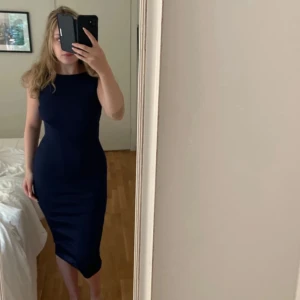 Marinblå ribbad midiklänning - Säljer denna nästan oanvända klänning i en fin färg och i mycket bra skick! 💙