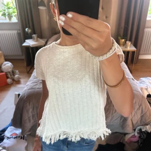 Ribbad topp - Jättefin ribbad topp med fransar från zara. Prefekt till sommaren. 