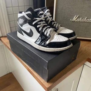 Nike Air Jordan 1 Mid SE ‘All Star Carbon Fiber’ - Använda i ett år och de är lite slitna, mycket sköna och stilrena. Säljer pga stilbyte  Nypris från Soleplus är 3 599kr  https://soleplus.se/products/air-jordan-1-mid-se-all-star-carbon-fiber  