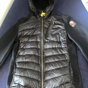 Parajumpers jacka  - Hej! Säljer en parajumpers jacka i storlek S. Den är i gott skick.   Finns i Göteborg men går även att frakta
