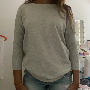 Tröja  - Söt ljusgrå tröja, 3/4 ärm. Från Saint tropez. Fint skick💓