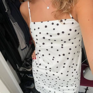 Klänning - Intressekoll jättegullig svart/vit prickig klänning 🫶🏼