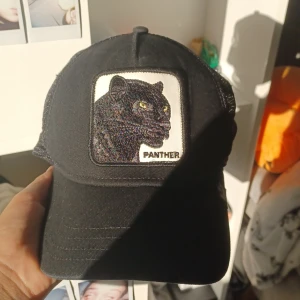 Svart keps - One size. Två håll men väldigt små. Riktig. Hämtar här eller postnord. 