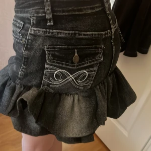 Jeanskjol med volang  - Jeanskjol med volang som jag har sytt av ett par jeans ❤️