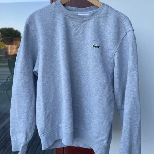 Sweatshirt från Lacoste! - Har använd den ett fåtal gånger bara och inga tecken på användning! Mitt pris 400!