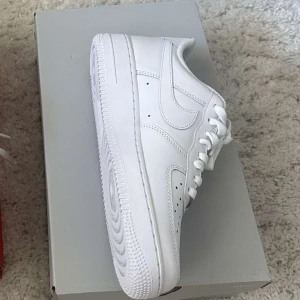 Nike air force 1 - Säljer ett par helt nya Nike air force 1 då de aldrig använts.  Skick 10/10