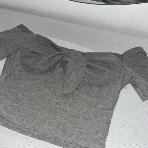 Grå offshoulder - Säljer denna gråa offshoulder tröja då den blivit för liten för mig😔Köpt i Kroatien🇭🇷