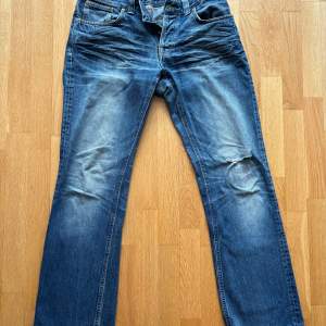 Jeans av märket Nudie. Storlek 34/34. Skick enligt bilder. 