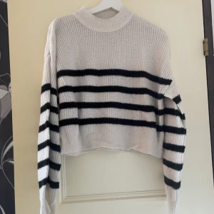 Stickadtröja Nelly - Kortare Stickadtröja från Nelly 🤗 