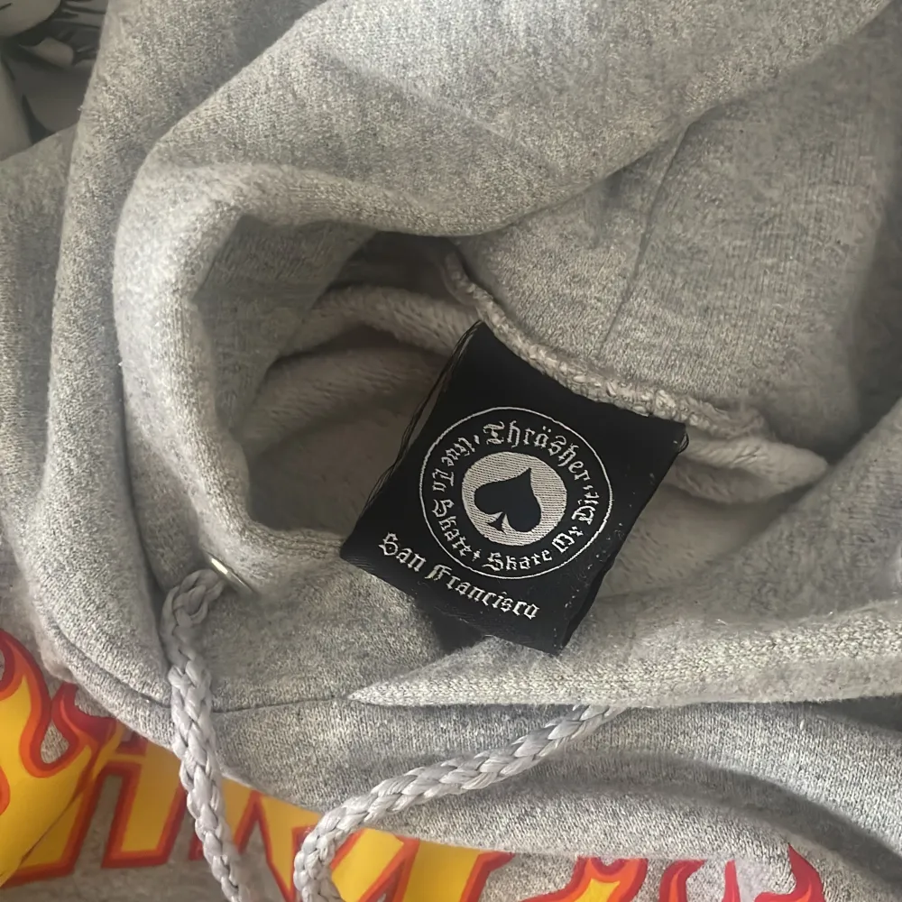 Säljer min trasher då den aldrig används längre🫶🏻 Storlek M och är i bra skick, texten under har lite små väck men inget som man tänker på💕Väldigt bekväm!. Hoodies.