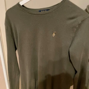 Ralph lauren tröja  - Ralph Lauren tröja i grön/oliv färg. S är storleken men passar dig som har XS också. Bra skick, bra kvalite. Vid funderingar hör av dig 🤝