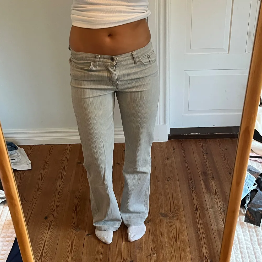 Lågmidjade vintage jeans.  Jag på bilden är 170cm.  Midjemåttet: 36cm (rätt över )  Inerbenslängd: 83cm Inga defekter förutom uppsprättade nere 💕 använd dig utav köp nu🫶  . Jeans & Byxor.