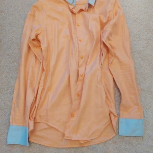 Skjorta  - Fin skjorta, bra skick! Storlek S men passar även S