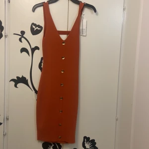 Kläning från Spanien! - Jättefin klänning från Spanien, oanvänd. Storlek är M/S men jag är en xs/s och den sitter så fint. Original pris är 350. Pris kan som vanligt diskuteras.💖