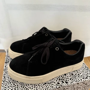 Eytys - Superfina, nästan helt oanvända Eytys i storlek 39! Har bara använt de några fåtal gånger.  Nypris 3000kr, säljer för 2000kr. Pris kan diskuteras.