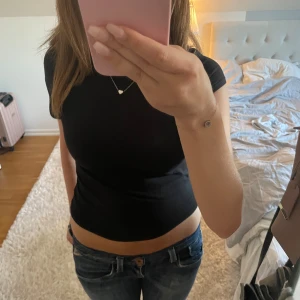 Svart croppad t-shirt  - Tight croppad t-shirt från h&m 💕 Något kortare i armarna men på ett snyggt sätt. Storleken är mer som XS o plagget är i bra skick 💓